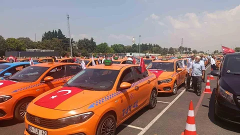 İstanbul'da Taksicilerden Anlamlı Kortej