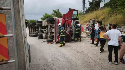 Niksar'da Kamyonet Devrildi Üç Yaralı