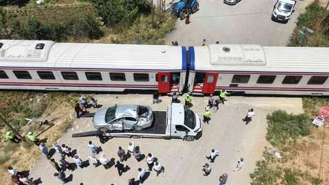 Muş'ta Tren Otomobile Çarptı