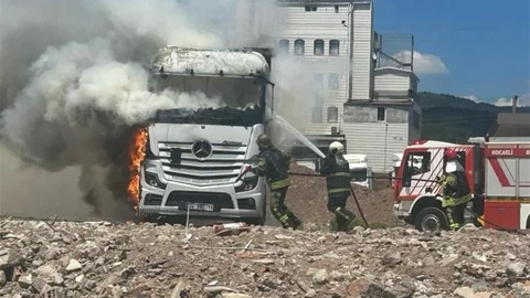 Kocaeli'de Park Halindeki Çekici Yandı