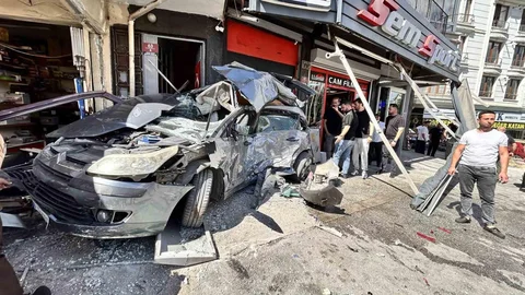 Ankara'da EGO Otobüsü İş Yerine Girdi