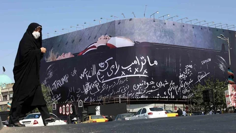 Tahran'da Trump Afişi Asıldı