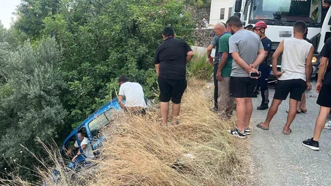 Antalya'da Şarampolde Asılı Kalan Araç Kurtarıldı