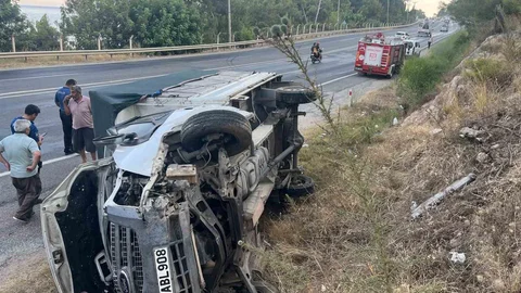 Mersin'de Kamyonet Devrildi, Sürücü Yaralı Kurtuldu