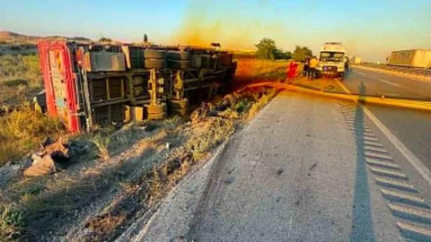 Kontrolden Çıkan Kamyon Devriildi