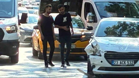 Elazığ’da Otomobiller Çarpıştı