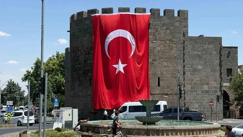 Diyarbakır Surlarında Dev Türk Bayrağı