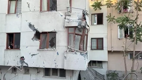 Bakırköy'de Bina Yıkımı Sırasında Duvar Devrildi