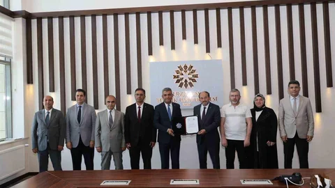 Erzurum Lisesi Tarihi Kitap Oluyor