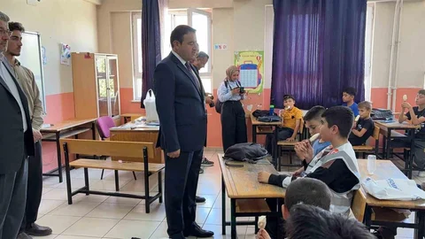Kütahya Valisi Öğrencilere Dondurma İkram Etti
