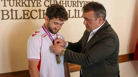 Bilecik'te Avrupa Şampiyonu Güreşçiye Tebrik