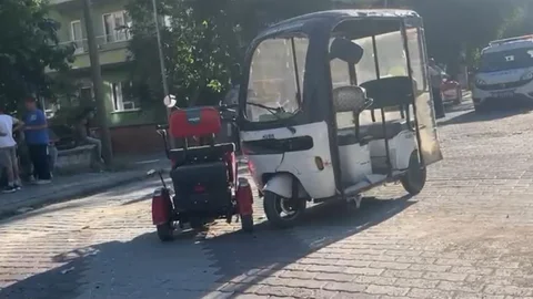 Kütahya'da Engelli Aracı ile Elektrikli Bisiklet Çarpıştı