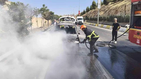 Mardin'de Seyir Halindeki Araç Yandı