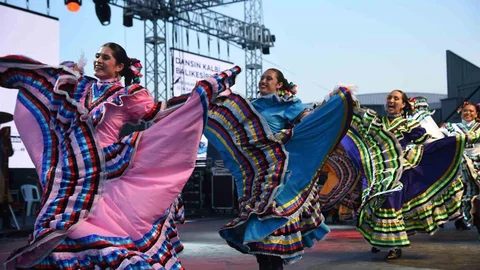 Dünya Dansları Balıkesir'de Sergilendi