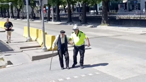 Kastamonu'da Trafik Polisi Yardımseverliğiyle Dikkat Çekti