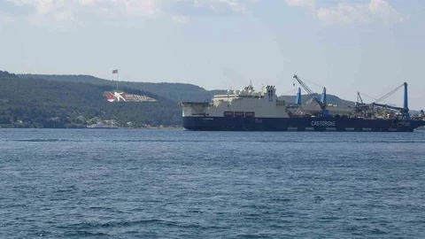 Dev Boru Döşeme Gemisi Çanakkale'den Geçti