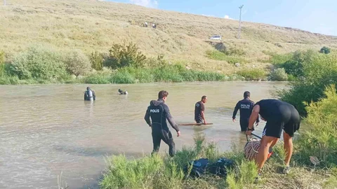 Bulanık'ta İki Kardeş Çaya Düştü