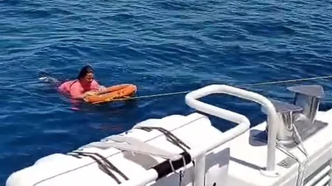 Aydın'da Denizde Açığa Sürüklenen Kadın Kurtarıldı