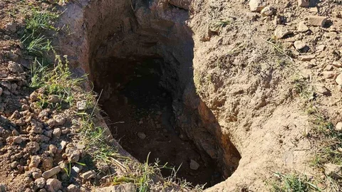 Hasköy Mezarlıklarına Defineci Tahribatı