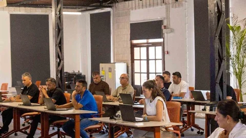İzmir'de Yapay Zeka Eğitimleri Başladı