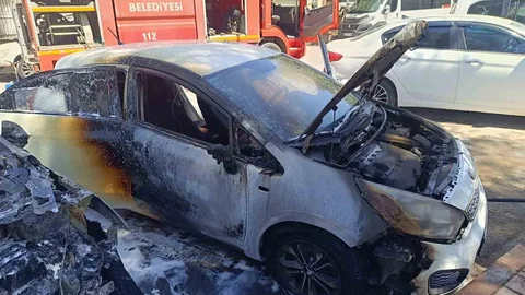 Siirt'te Park Halindeki Araçta Yangın