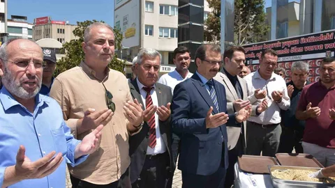 Salihli'de Şehit Aileleri Aşure Dağıttı