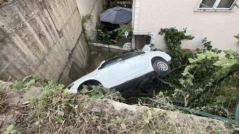 Kocaeli'de Otomobil Bahçeye Düştü