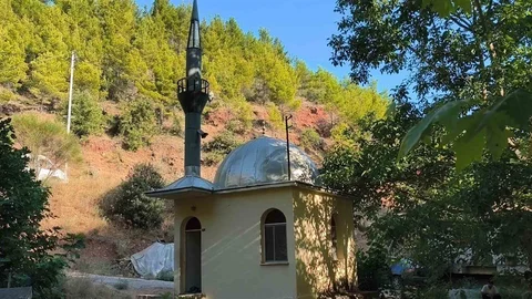 Mersin'de Küçük Bir Cami Dikkat Çekiyor