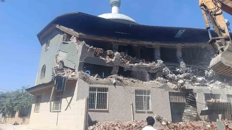 Manisa'da 28 Yıllık Cami Yıkılıyor