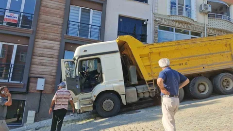 Tekirdağ'da Freni Boşalan Kamyon Evine Çarptı