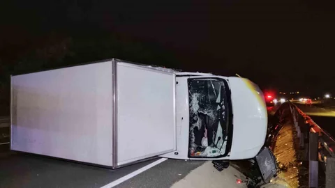 Karabük'te Kamyonet Devrildi, Sürücü Yaralandı