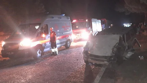 Manisa'da Otomobil-Traktör Çarpışması