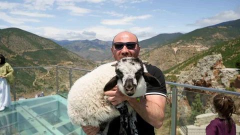 Gümüşhane’de Cam Terasta Sevimli Kuzu