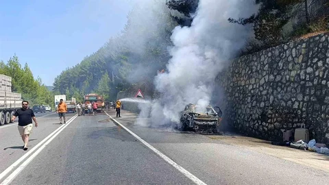Antalya'da Alev Alan Araç Faciası Önledi