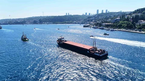 Karasu'da Dev Gemi Boğaz'dan Geçti