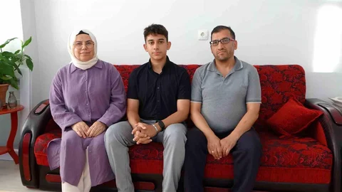 Hamza İncebay Tuşlu Telefonla Türkiye Birincisi Oldu