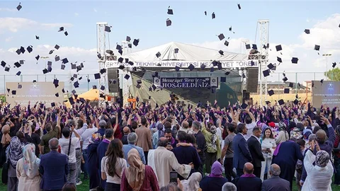Erzurum'da Mezuniyet Sevinci