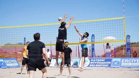 Kayseri'de Plaj Voleybolu Turnuvası Heyecanı