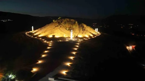 Adıyaman'da Kraliçeler Mezarlığı Gece Açık