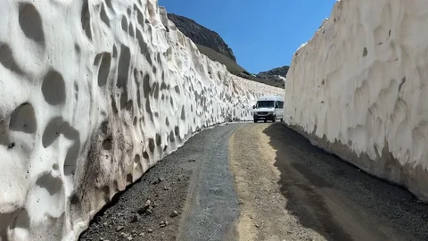 Hakkari'de Temmuzda Kar Tünelleri Gezisi