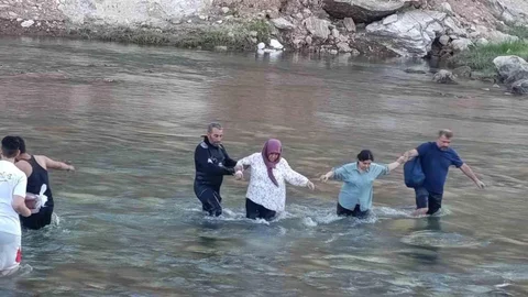 Siirt'te Kezer Çayı'nda Mahsur Kalanlar Kurtarıldı