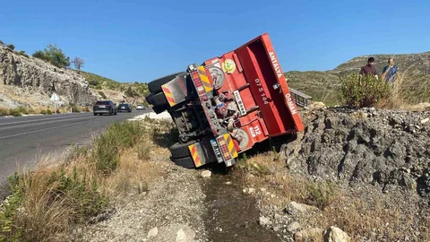 Antalya'da Orman Ekibi Aracı Kaza Yaptı