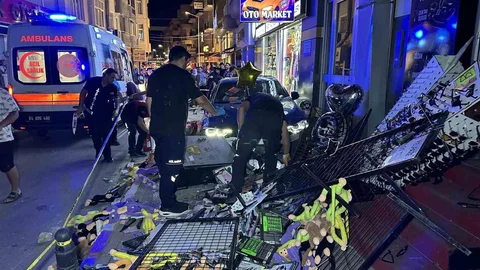Uşak'ta Aydınlatma Direğine Çarpan Otomobil