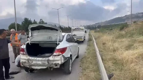 Osmaniye'de Otomobil Bariyerlere Çarptı