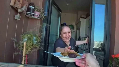 İstanbul'da Gökdelen Temizliği Sırasında Sıcak İkram