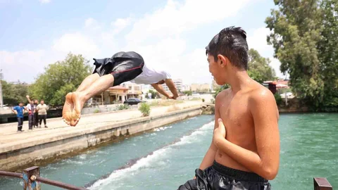 Adana'da Gençler Sulama Kanalında Yüzüyor