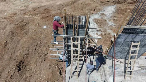 Elazığ'da İnşaat İşçileri Sıcakla Mücadele Ediyor