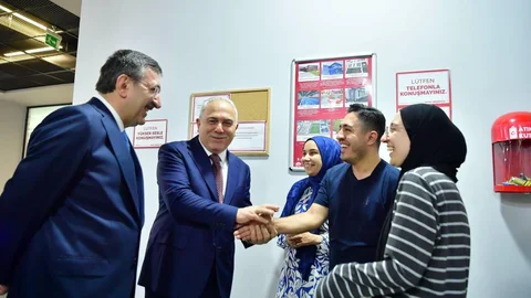 Cumhurbaşkanı Yardımcısı Yılmaz'ın Kütüphane Ziyareti