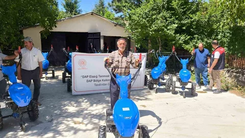 Elazığ'da Çiftçilere Çapa Makinesi Dağıtımı