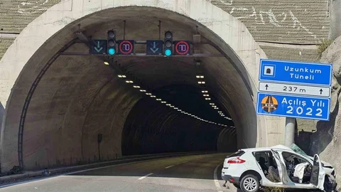 Zonguldak'ta Otomobil Tabela ile Çarpıştı